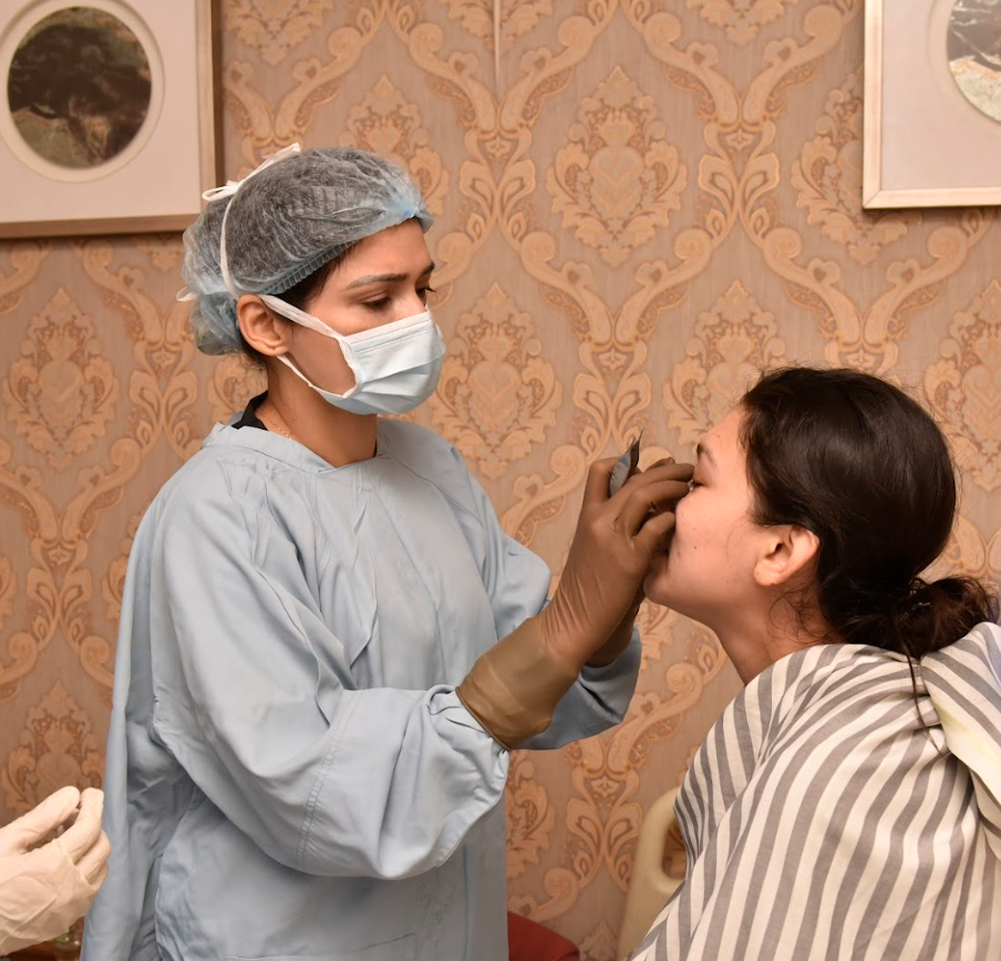 Dr. Monisha Kapoor — Cosmetologist & Plastic Surgeon in Delhi